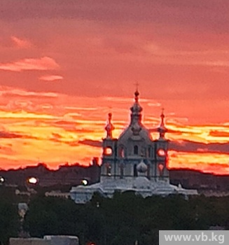 Фотовзгляд: Храм "Смольный" в лучах пламенеющего заката