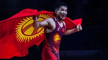 Президент поздравил у себя в соцсетях чемпиона мира Жоламана Шаршенбекова