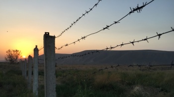 Таджикская сторона стягивает в район конфликта тяжелую боевую технику