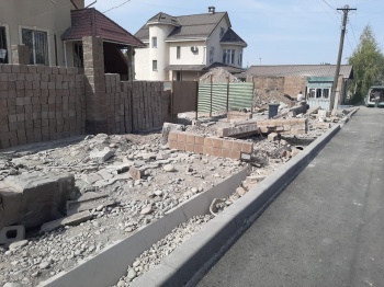 На улице Шукурова идет демонтаж заборов, мешающих строительству тротуара