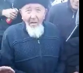 В Токмоке на скотном рынке аксакалу, которого обокрали, собрали деньги