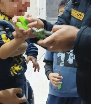 Спасатели МЧС помогли 3-летнему малышу, который прищемил палец игрушкой