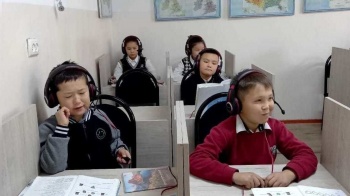 В Аламединском айыльном аймаке в двух школах появились лингафонные кабинеты