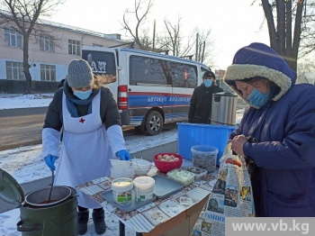 "Автобус милосердия" кормит и одевает бездомных в морозы (фото)