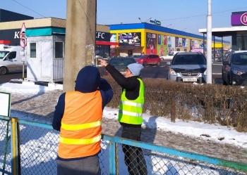 Мэрия Бишкека просит горожан не клеить объявления на столбы