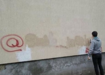 В Ташкенте задержали молодого парня, который наносил наркограффити