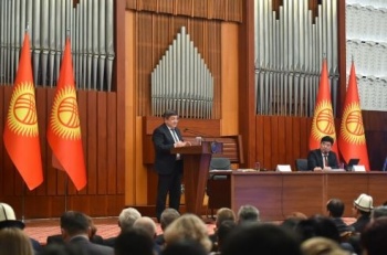 Акылбек Жапаров пообещал направлять артистов театра на обучение за границу