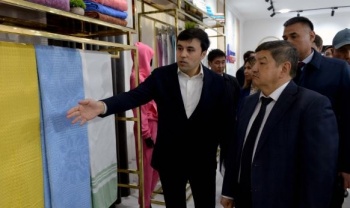 Акылбек Жапаров в Узбекистане осмотрел ряд текстильных предприятий