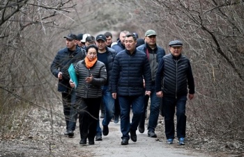 Садыр Жапаров ознакомился с состоянием Ботанического сада