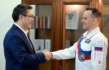 Садыр Жапаров встретился с российским космонавтом из Кыргызстана