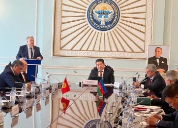 В парламенте Кыргызстана почтили память Гейдара Алиева