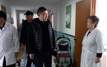 Садыр Жапаров посетил детский реабилитационный центр "Ак-Суу" в Караколе