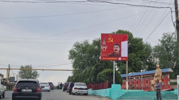 Пользователей соцсетей возмутил баннер со Сталиным в Уч-Коргоне