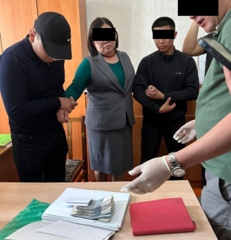 В Нарыне при получении взятки задержана сотрудница военкомата