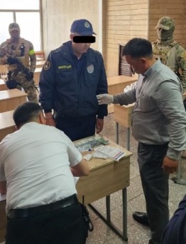 В Бишкеке за вымогательство задержан участковый
