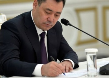 Садыр Жапаров подписал указ о запрете сборов денег в школах
