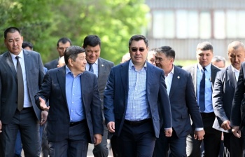 Президент Садыр Жапаров посетил предприятия БМЗ и БШЗ