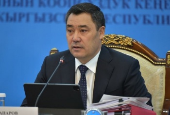 Садыр Жапаров за неубранный мусор объявил выговор акиму Тюпского района