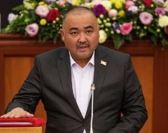 Нурланбек Шакиев поздравил юных кыргызстанцев с 1 июня