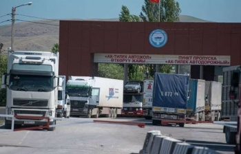 В ПС ГКНБ пояснили скопление автомобилей перед КПП "Ак-Тилек-автодорожный"