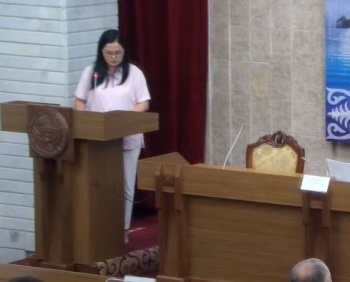 Депутат Алишер Эрбаев отчитал Айнуру Туйбаеву за летнюю рубашку и брюки