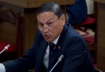 Депутат Алишер Эрбаев отчитал Айнуру Туйбаеву за летнюю рубашку и брюки