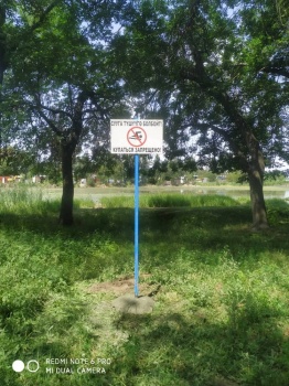 У столичных водоемов появились таблички "Купаться запрещено"