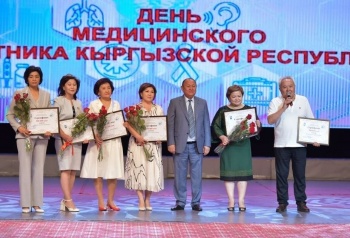 Мэр Бишкека в честь дня города вручил награды медикам