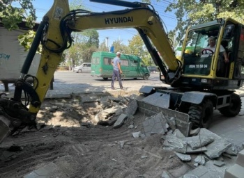 В Бишкеке начато капитальное строительство тротуара по проспекту Чуй