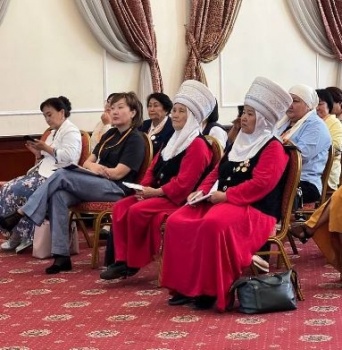 Акыйкатчы предложила засчитывать воспитание женщинами детей в трудовой стаж