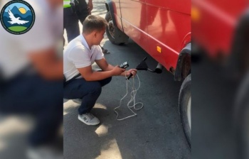В Бишкеке водителей двух авто оштрафовали за максимальный уровень дымности