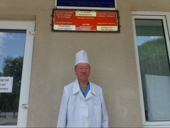 Спаситель нарынских сердечников встретил 75-летие на рабочем месте