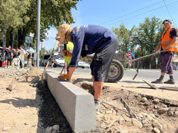 В Бишкеке благоустраивают остановки общественного транспорта