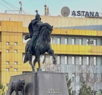 В Астане установили памятник Манасу