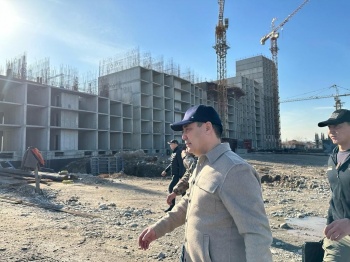 Садыр Жапаров  ознакомился с ходом строительства многоэтажек в Бишкеке