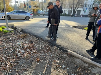 В Бишкеке продолжают ремонт тротуаров