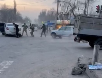 В Кара-Балте сотрудники МВД сбежали от спецназа ГКНБ во время задержания