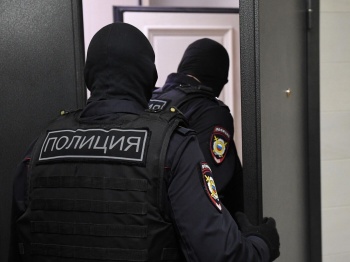 Московские полицейские со взломом проникли в квартиру советника посла КР