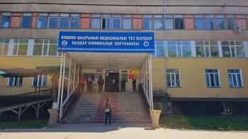 Садыр Жапаров навестил детей, пострадавших в результате инцидента в Сузаке