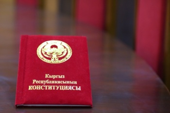 Садыр Жапаров поздравил кыргызстанцев с Днем Конституции