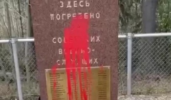 В Финляндии памятник советским военным облили краской