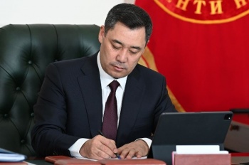 Садыр Жапаров утвердил ежегодную премию для журналистов "Мейкин"