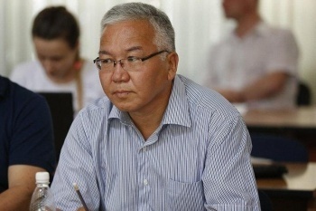 КР стоит на развилке: "Направо пойдешь - коня потеряешь, налево - голову"