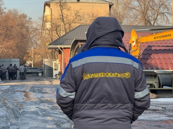 Техперсонал Бишкексвета получил новую зимнюю униформу