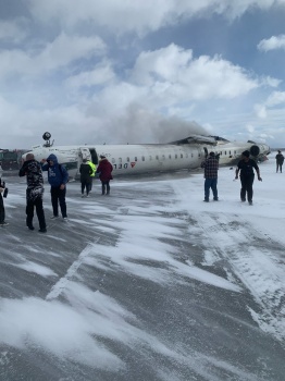 В аэропорту Торонто самолет Delta Airlines перевернулся при посадке