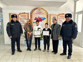 В Бишкеке наградили школьников, нашедших закладку