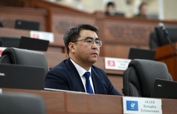Жанарбек Акаев: Школьные автобусы, переданные Россией, простаивают