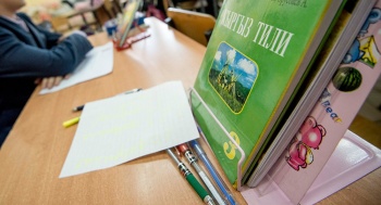 Кыргызский язык становится обязательным для госслужащих