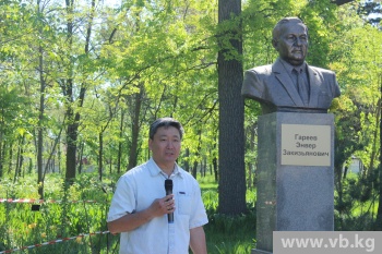 Цветы и память о великом ученом: в Бишкеке прошел фестиваль тюльпанов