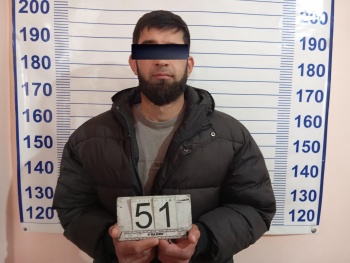 В Кеминском районе мужчина избил и вымогал деньги у местного жителя